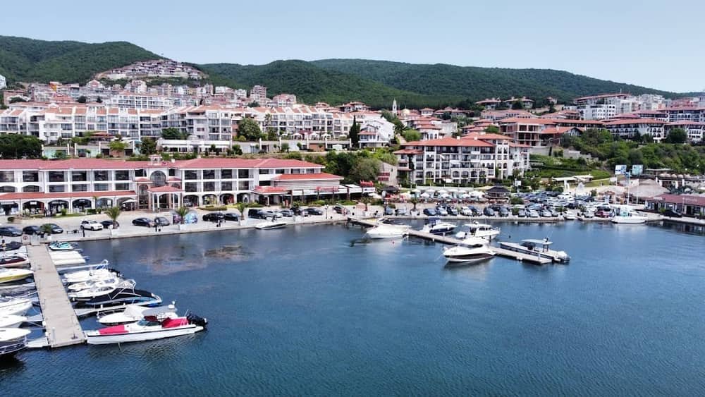 Yahteno pristanishte Marina Dinevi