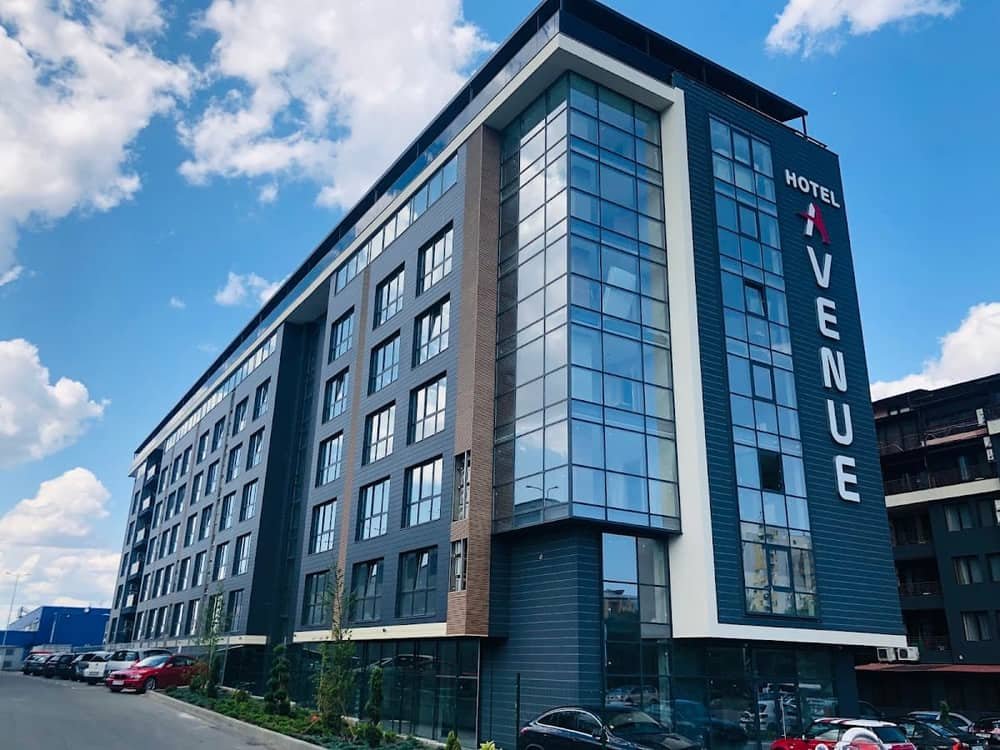 Hotel "Avenyu Deluks"