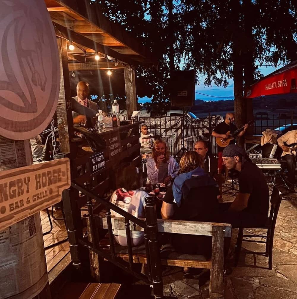 Hungry Horse Bar & Grill | Restorant | Barbekyu | Burgeri | Muzikalni gost-izpalniteli